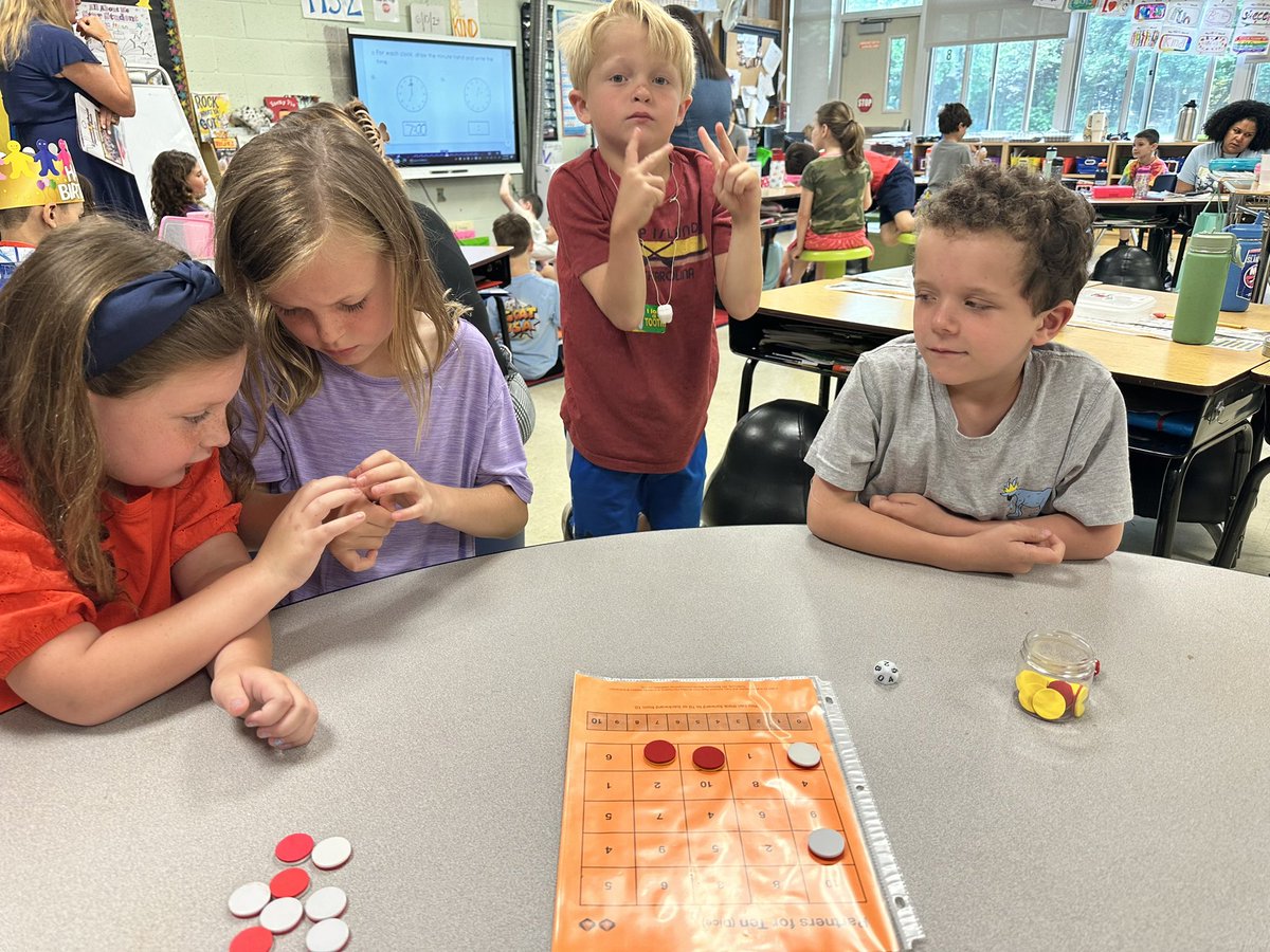 TBeamerGC's tweet image. Firsties are loving playing 👭👬Partners for Ten @gfletchy with their partners! There was lots of discussion and strategizing going on today!! @EADukeman @votae_eileen @LocustGC @CCardellaGC #MathForEveryMind