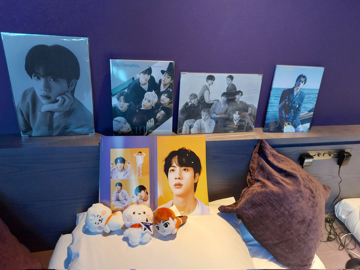 22reimen's tweet photo. パープルの部屋があるホテルに泊まってジン祭りです💜💜
友人ジョングクペンなのにこの日はジンペンになってくれてます🐟
動画とか見まくって寝たの3時くらい笑
#WelcomeBackajin
#ジンくん
#Jinと始まる新たな物語
#BTS https://t.co/ZWfMhaqLjb