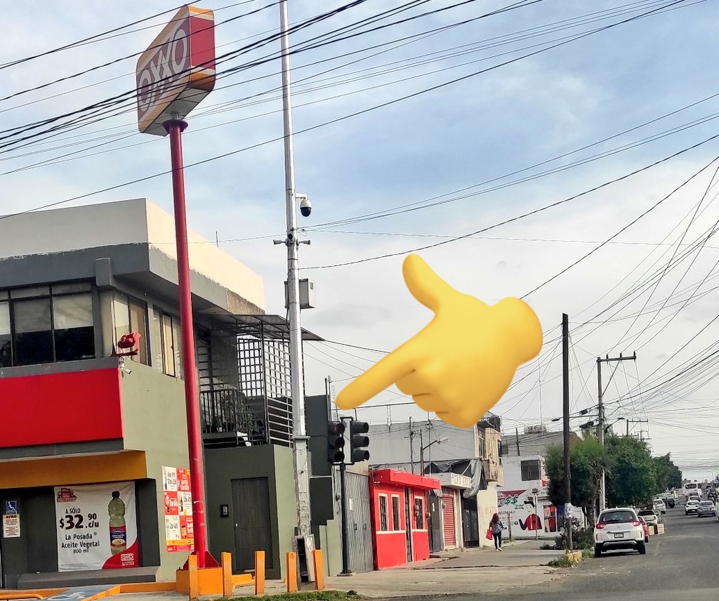 reportespueb's tweet photo. Semáforo volteado y se dificulta verlo.
Av bugambilias y av.63A ote. Esquina del mercado Zapata. 
@dirtransitopue @InfraPue @PueblaAyto @TraficoPuebla . https://t.co/phyjt8GTRD