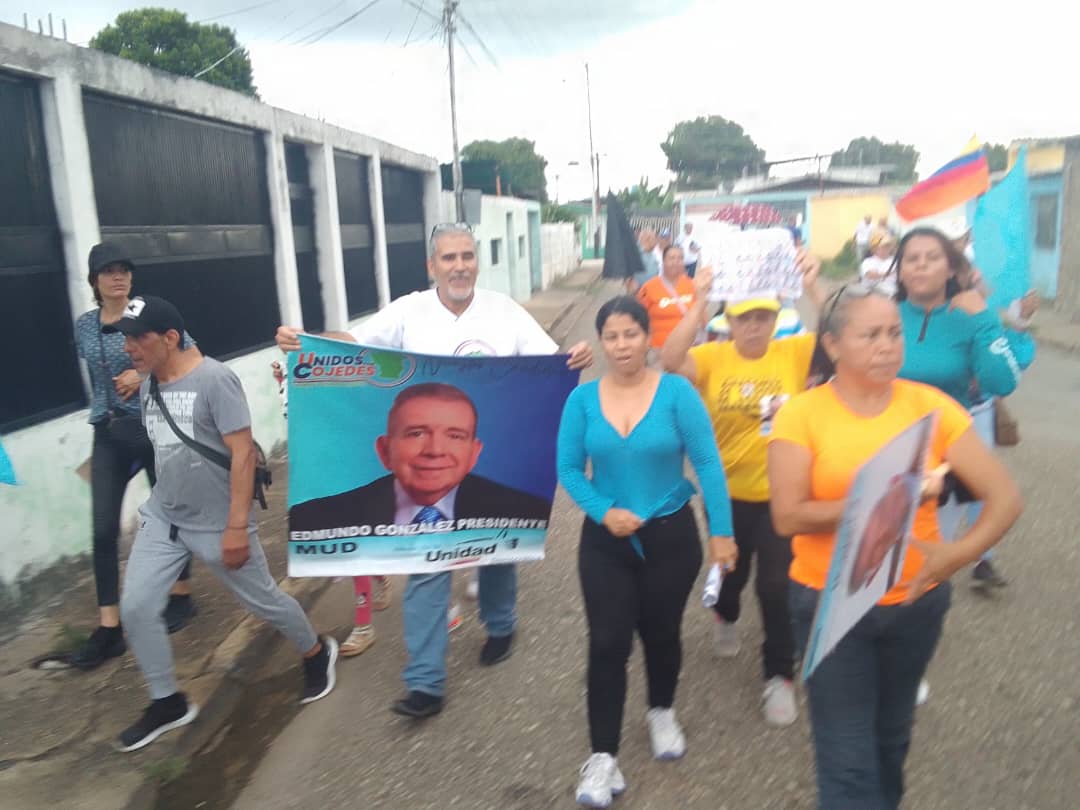 @unidosporcojedes  presente en el casa x  casa en la comunidad de Aeropuerto, excelente participación de los factores políticos y la sociedad civil, continuamos llevando el mensaje de unidad, defensa del voto y como votar por nuestro candidato @egonzalezurrutiav <a href="/jacksonpaez19/">Jackson Paez</a>