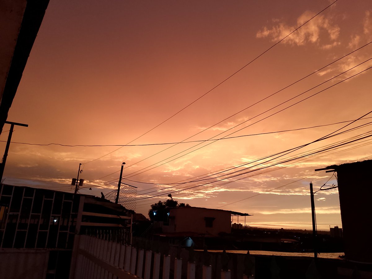 MeteoZuliaReal's tweet photo. #Atardecer de hoy #12Jun2024 en #Maracaibo y un #Arcoiris
#Sunset #SunsetLovers #Clouds #Rain #Rainbow #RainbowLovers #Storm #StormLovers #ThephotoHour https://t.co/EfLHPVNTuX