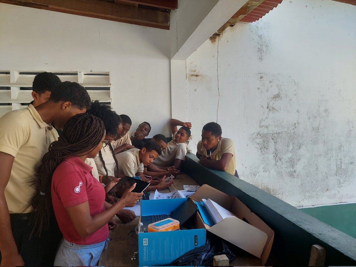 Facilitadora dicta taller de robótica a estudiantes de 5° y 3° años del complejo educativo Juan evangelista Echarri
#CreemosEnNuestraGente 
<a href="/NicolasMaduro/">Nicolás Maduro</a> 
<a href="/Gabrielasjr/">Gabriela Jiménez</a> 
<a href="/LaRosaInfoVE/">LaRosaInfoVE</a> 
<a href="/BrigadasCHCH/">Brigadas comunicacionales Hugo Chávez</a>