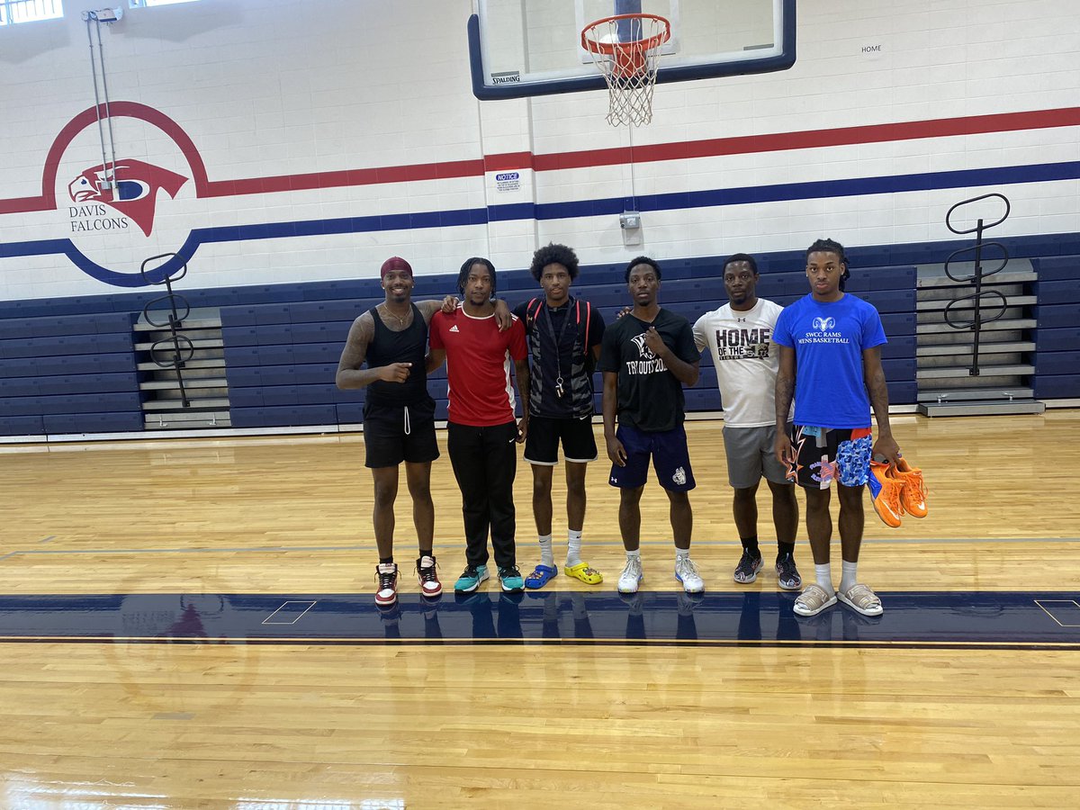 _cpack's tweet image. With news of no more regional tournaments for 🏀…. All these guys were  in the gym today so I had to get a pic.. Blessed to see both teams put on for @AldineISD. 18’ Ike, 24’ Nimitz. 
Regional Semifinalists