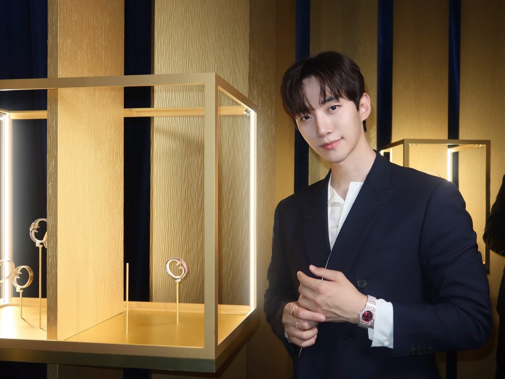 follow_leejunho's tweet photo. LEE JUNHO in Paris ✨
Piaget 150th Anniversary High Jewelry Event

#이준호 #LEEJUNHO
#준호 #JUNHO
#PiagetxLEEJUNHO
#피아제 #Piaget
#Piaget150
#HouseOfGold 
#EssenseOfExtraleganza https://t.co/PDqtcS9iUk