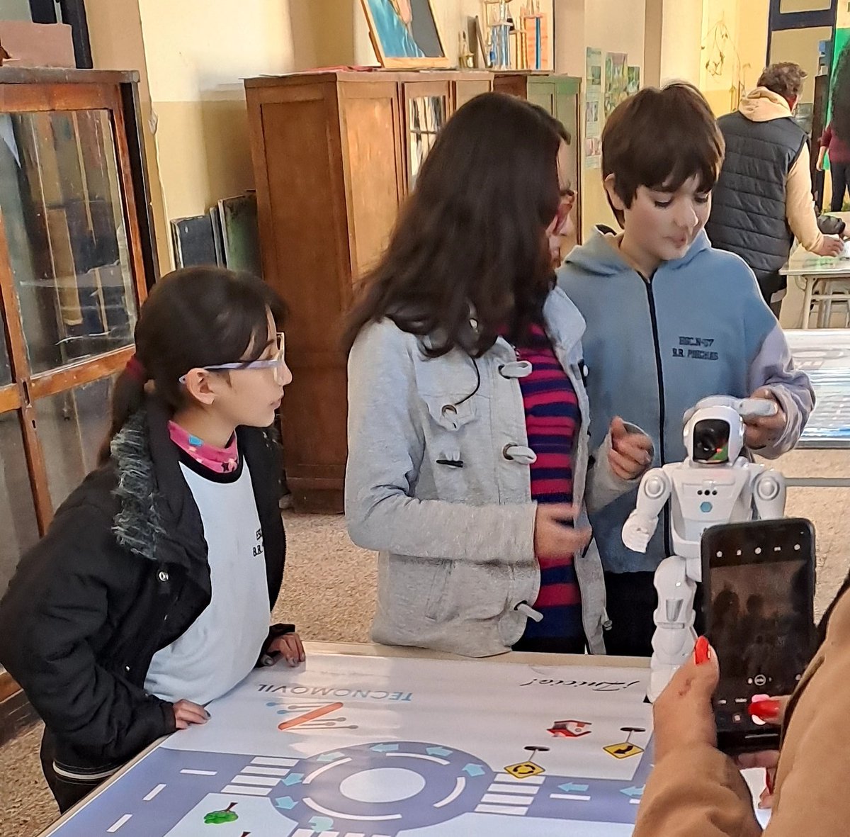 MTransporteycom's tweet photo. ¡Hoy el TECNO MÓVIL llevó a la Escuela N° 57 "Bernardino Rivadavia", de la localidad de Pinchas (Departamento Castro Barros), herramientas y dispositivos tecnológicos y muchos aprendizajes! https://t.co/46E8qrD6iQ