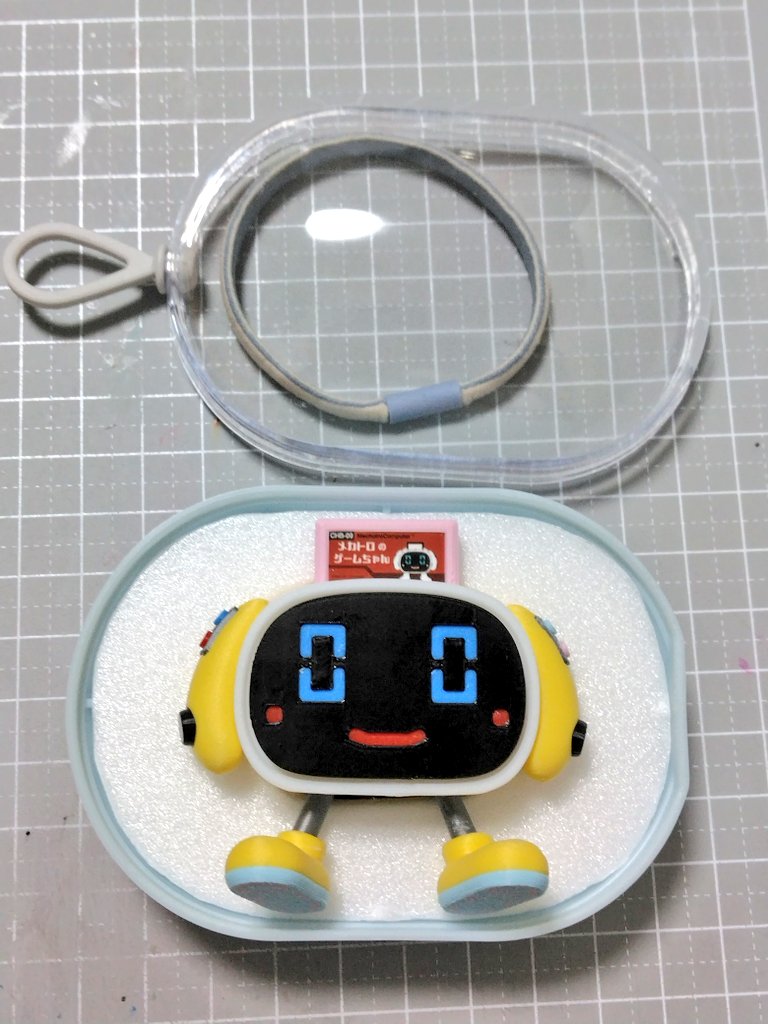 sweecha01's tweet photo. 先日のパフケースに厚手のスチレンボードを型取ってゲームちゃん専用風にしてみた！
これでピッタリ！予備パーツは下の隙間を収納スペースに
外出時は外れ予防のゴムバンド固定
#メカトロのゲームちゃん
#Moderhythm https://t.co/FW1WUVEkQm