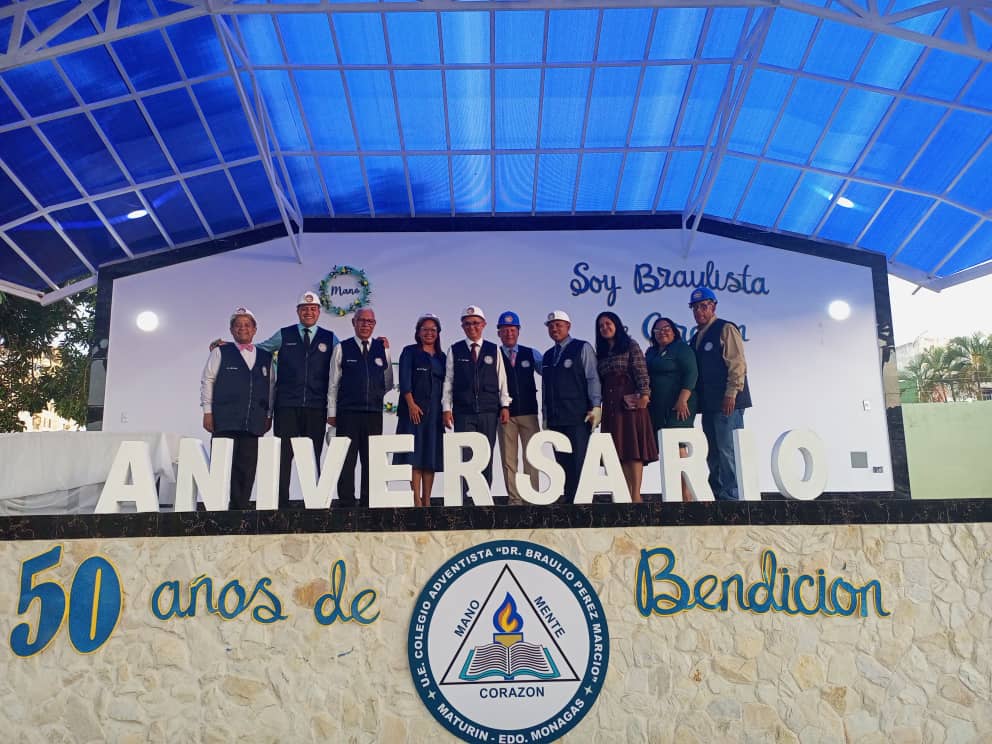 avoriental7's tweet photo. Se Procedió por Parte de las autoridades del Colegio Adventista U.E "Dr Braulio Pérez Marcio" junto con las autoridades de la Asociación Venezolana Oriental acompañados del Presidente de la Unión Venezolana Oriental Pr Luis Paredes a la inauguración de la Concha acústica
#AVOR https://t.co/R876LNPkUX
