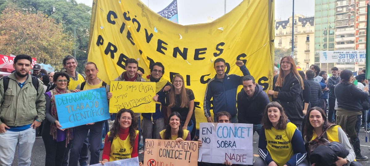 Hoy estuvimos en una larga jornada de lucha contra la nefasta ley bases en unidad con compañerxs de CONICET, distintos gremios, estudiantes y asambleas populares. ¡Las calles son nuestras, abajo el ajuste! 

Seguimos reclamando
#NoALaLeyDeBases
#Abajoalaleydebases
#NoALaRepresion