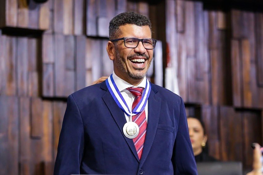 Bira_Marques's tweet photo. Com muito orgulho e emoção, recebi ontem a Medalha Tiradentes, maior honraria da Assembleia Legislativa do Estado do Rio, pelas mãos da minha amiga e deputada Verônica Lima. 

Coloco essa medalha no peito com muito orgulho, honrando o meu passado e toda minha trajetória. https://t.co/UB8a3ZOSKk