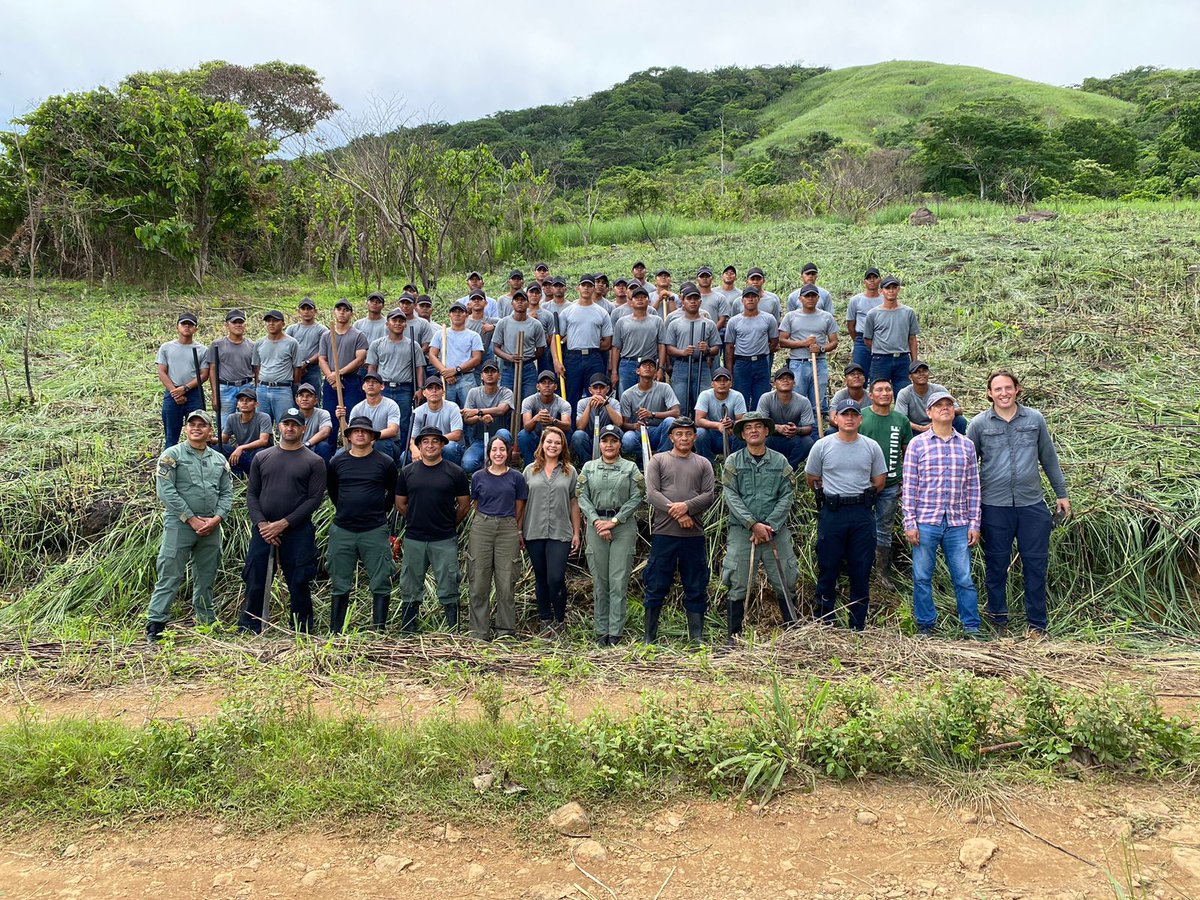 policiadepanama's tweet photo. #Veracruz | Unidades de la #DINAPART en compañía de la Asociación Amigos de Cerro Cabra y el Instituto Superior Policial, realizamos una jornada de limpieza en el Cerro Cabra Majagual con la finalidad de realizar una reforestación el día 22 de junio. https://t.co/tdEuAlAG5B