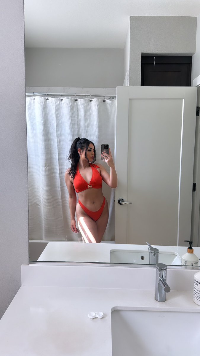 nikkibatistaa's tweet photo. Just waiting to be tan https://t.co/9akBBN9m9e