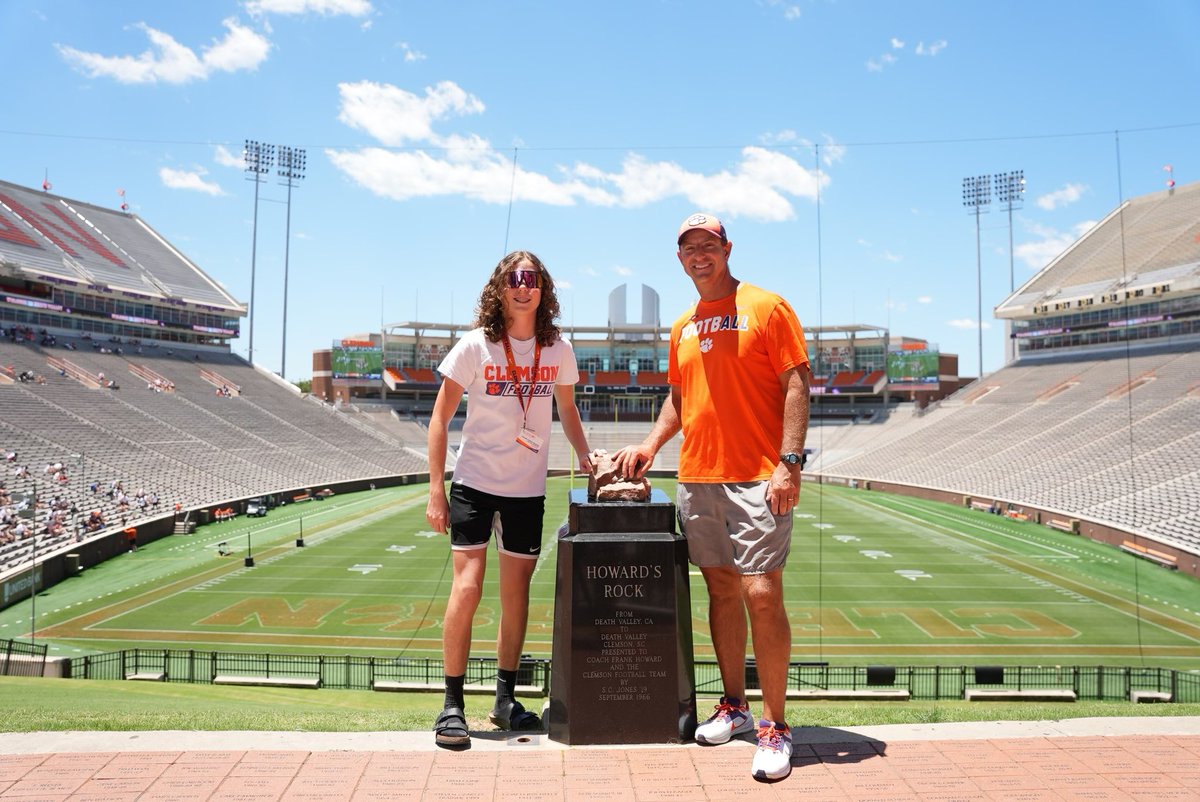 sunshinecar16's tweet image. Clemson football camp! Thanks to all my coaches that trained me @TajhB10 @Coach__Evans @coach_dbaker @CoachGreen_GC @CoachBeaudry @CoachJSand21k. Going back home to continue summer workouts with @CoachShort2 #allin #bestisthestandard