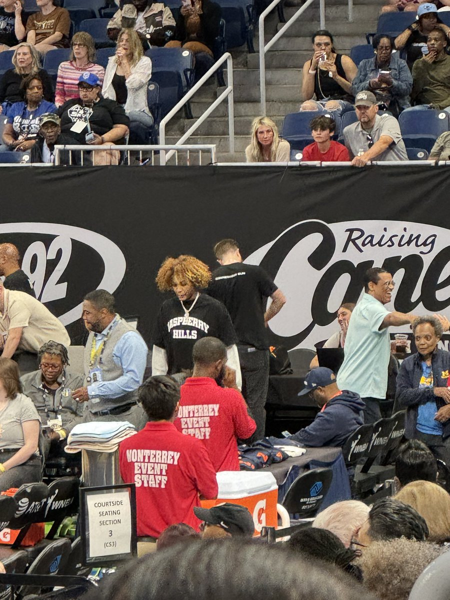 quitalovesports's tweet photo. NaLyssa Smith is in the building for the Sky vs Sun game 👀 #wnbatwitter #wnba https://t.co/NF1OxEwT4y