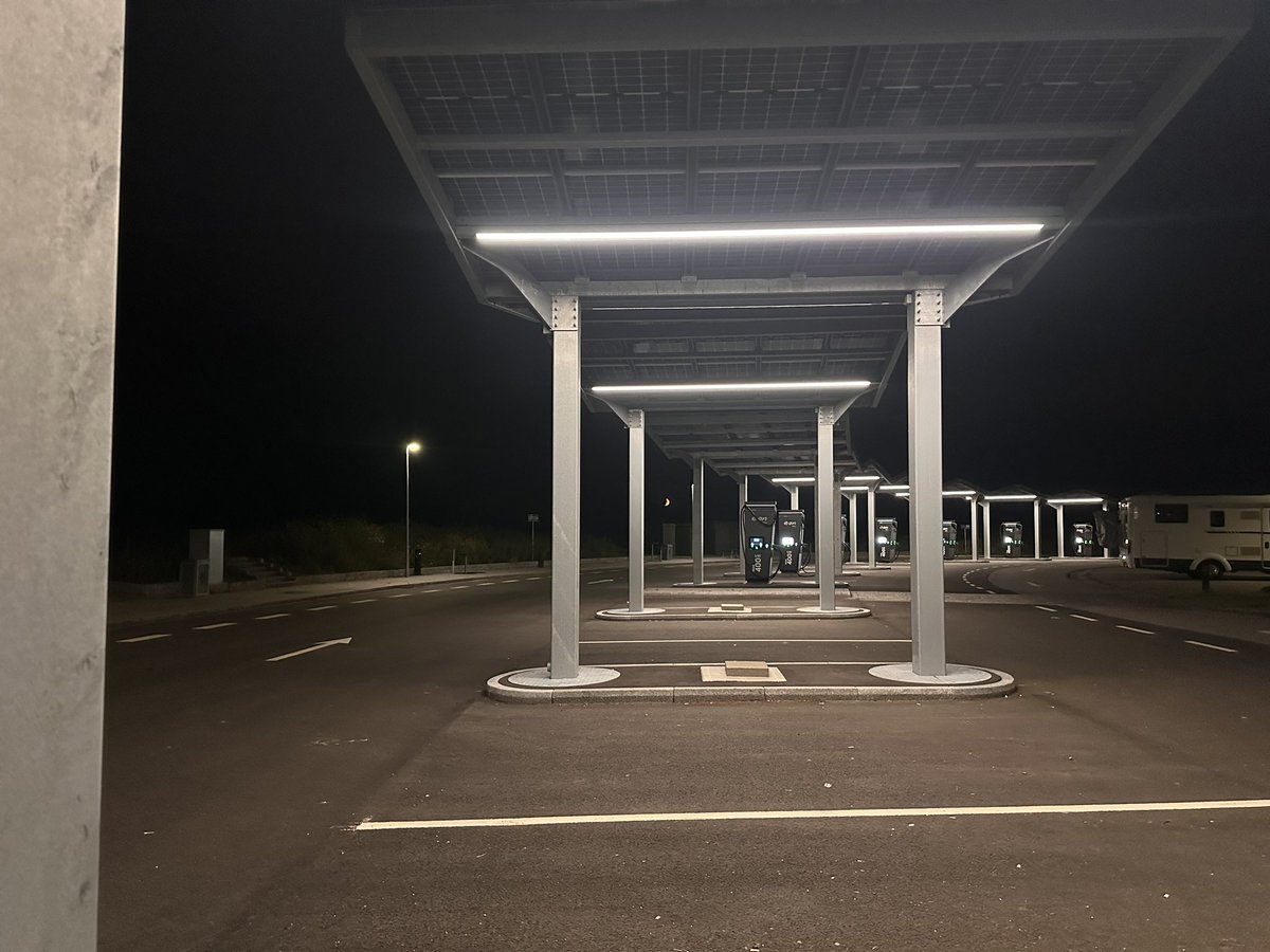 greenstripshow's tweet photo. These #eonDrive chargers are 400kw !! But 61c/kwh so I didn’t use them but if I had a car that could charge at that speed for a 15 min stop 🚽 & comfort break I’d definitely use them & these danish 🇩🇰 toilets are thankfully so much nicer than the German truck stops ! #tmi lol 😂 https://t.co/Lzbki7Ttgs