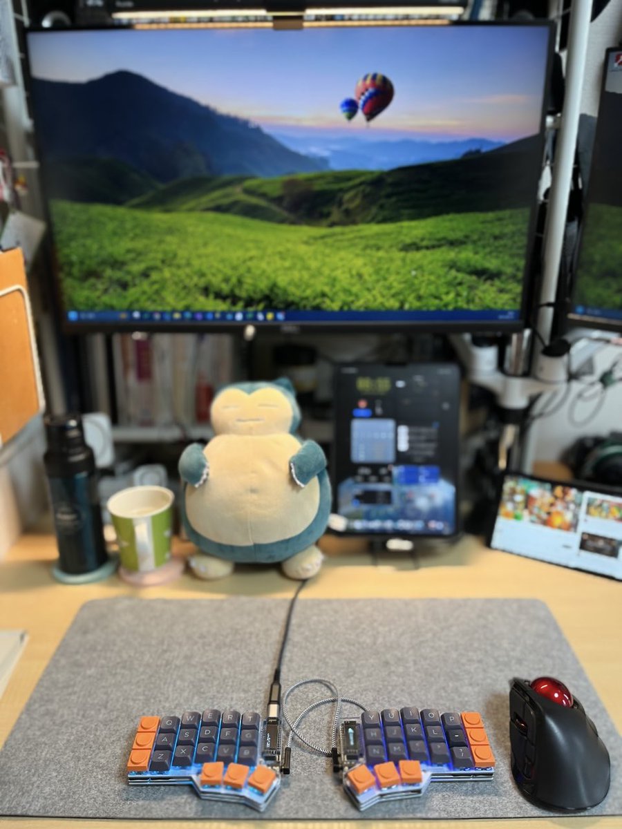 us_key51's tweet photo. 今日は #CorneCherryV3 とトラックボール🖲️
昨日LEDを着けたのですが、何故か右手側だけLEDの調整ができない。。remapで調整したのですがいまいち仕組みが分かっておらず。色々調べてみようと思います🥲
#自作キーボード #CorneCherry #デスク周り #狭デスク https://t.co/7Acdu7HXrj