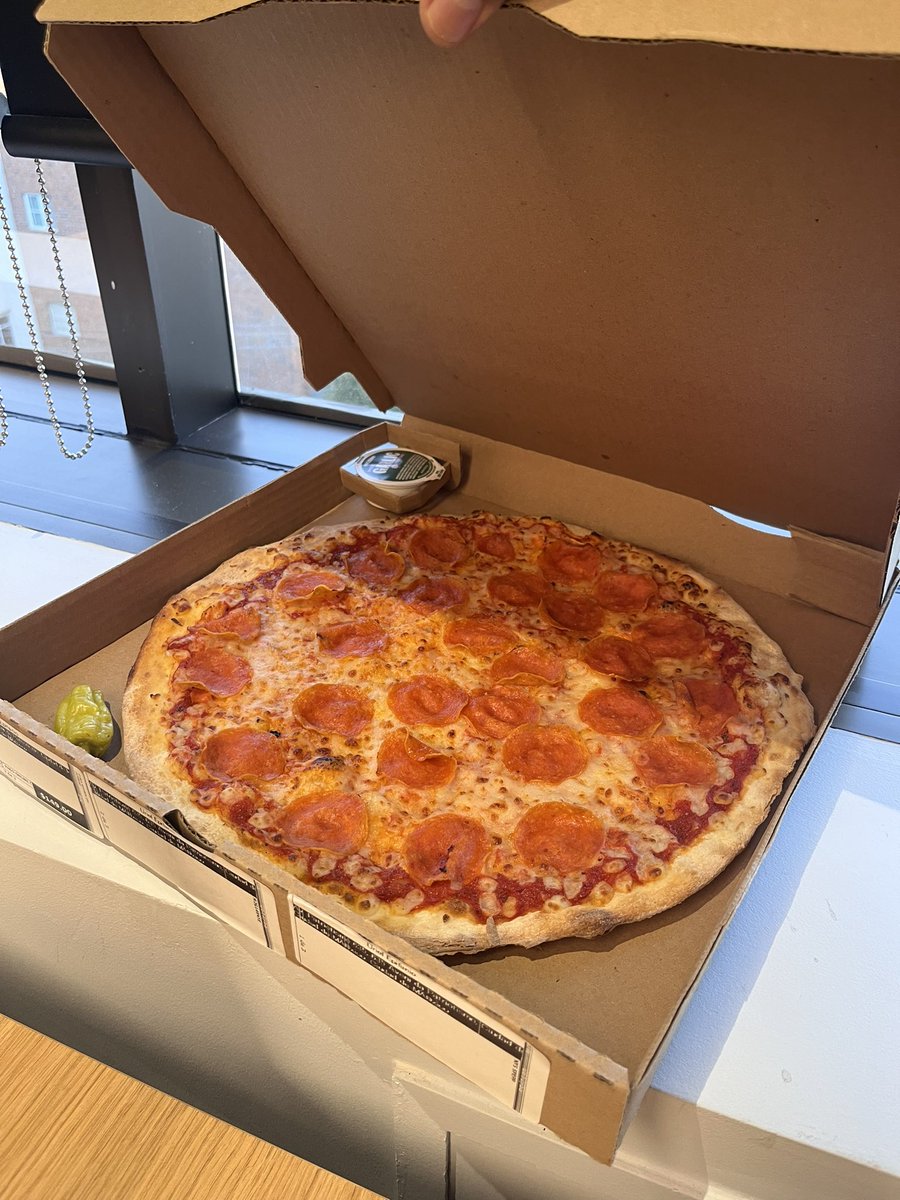 TalangoIvan's tweet photo. Como cuando pides tu pizza a oficina y te la envían SIN CORTAR… @Papajohnsmx https://t.co/xWpdL8taLt