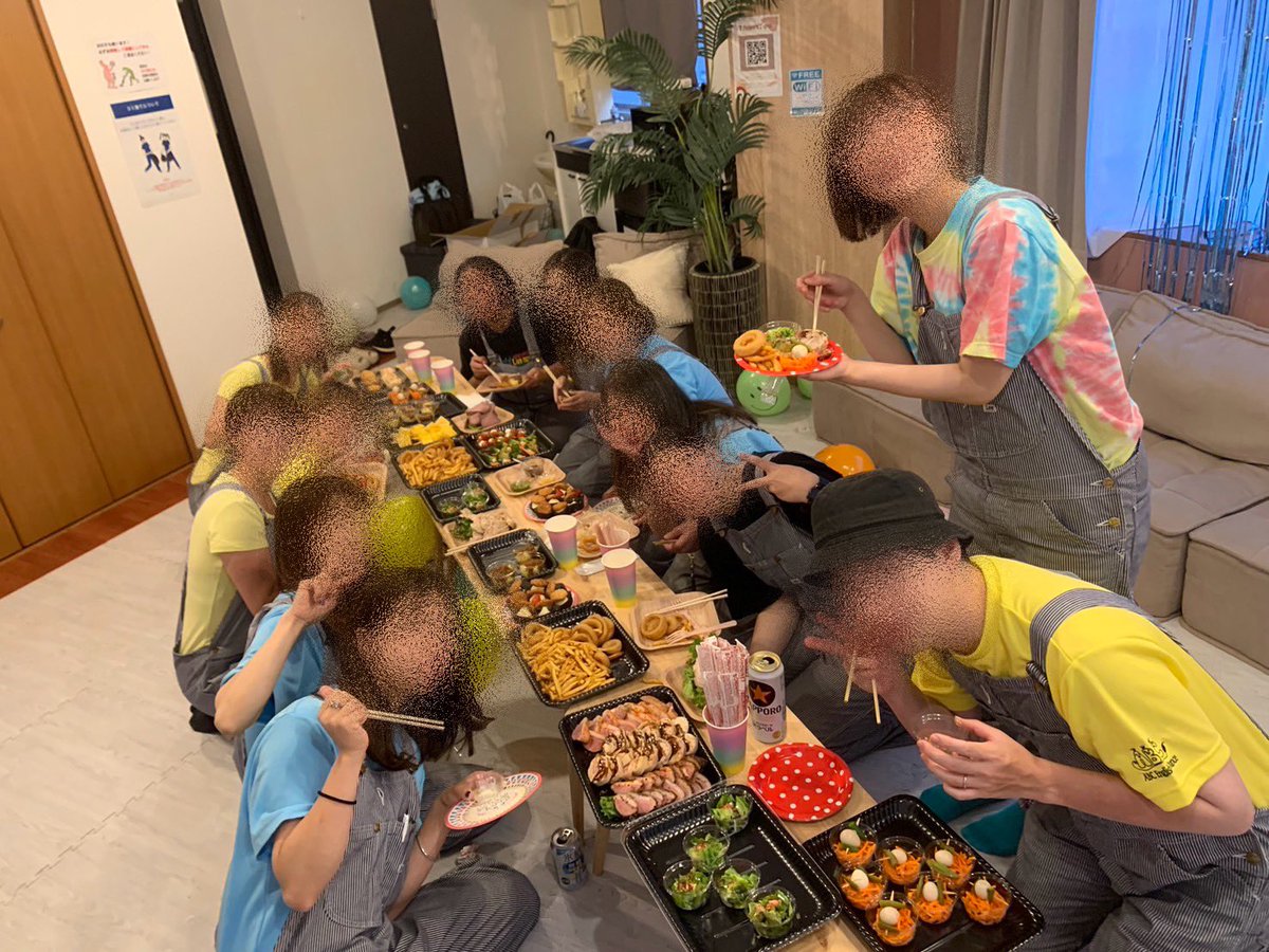 子どもたちに夢を届けるダンサーや英語講師が勢揃い😃レンタルスペースで写真撮影オリエンテーションの後にわいわいご飯食べました😋才能溢れる優しくて元気な仲間たちです😊　#FCオーナー募集　#ダンサー　#帰国子女　#転職　#教育　#先生になりたい　#英語とダンス教室オーナー募集