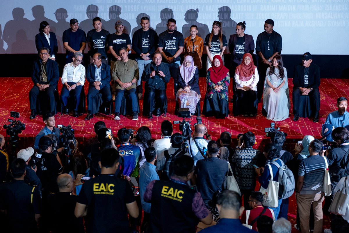 anwaribrahim's tweet photo. Malam tadi saya dan Azizah berpeluang menonton tayangan khas filem Sheriff Narko Integriti dalam program anjuran Suruhanjaya Integriti Agensi Penguatkuasaan (EAIC) di GSC IOI Mall, Putrajaya.
Saya terkesan tatkala filem ini menjadikan isu integriti, rasuah dan salahguna kuasa sebagai tema utama.
Saya sambut baik usaha murni pihak pembikin filem ini yang menyambut ketegasan Kerajaan dalam mendepani masalah rasuah dan kelemahan tatakelola.
Saya juga kagum dengan mutu perfileman tempatan yang begitu membanggakan, dan saya amat yakin industri tempatan punyai keupayaan untuk bersaing, tidak hanya di rantau ini, malah di peringkat antarabangsa juga.
Justeru, Kerajaan tegas untuk tidak campurtangan dalam soal kreativiti dan pencambahan idea serta nilai, malah Kerajaan kekal mendukung prinsip kebebasan berekspresi menerusi karya anak-anak seni, dan ia mesti disemarakkan.
Sekalung tahniah buat pasukan penyutradaraan, para pelakon, penerbit serta semua pihak yang terlibat dalam pembikinan filem Sheriff Narko Integriti.
#MalaysiaMADANI