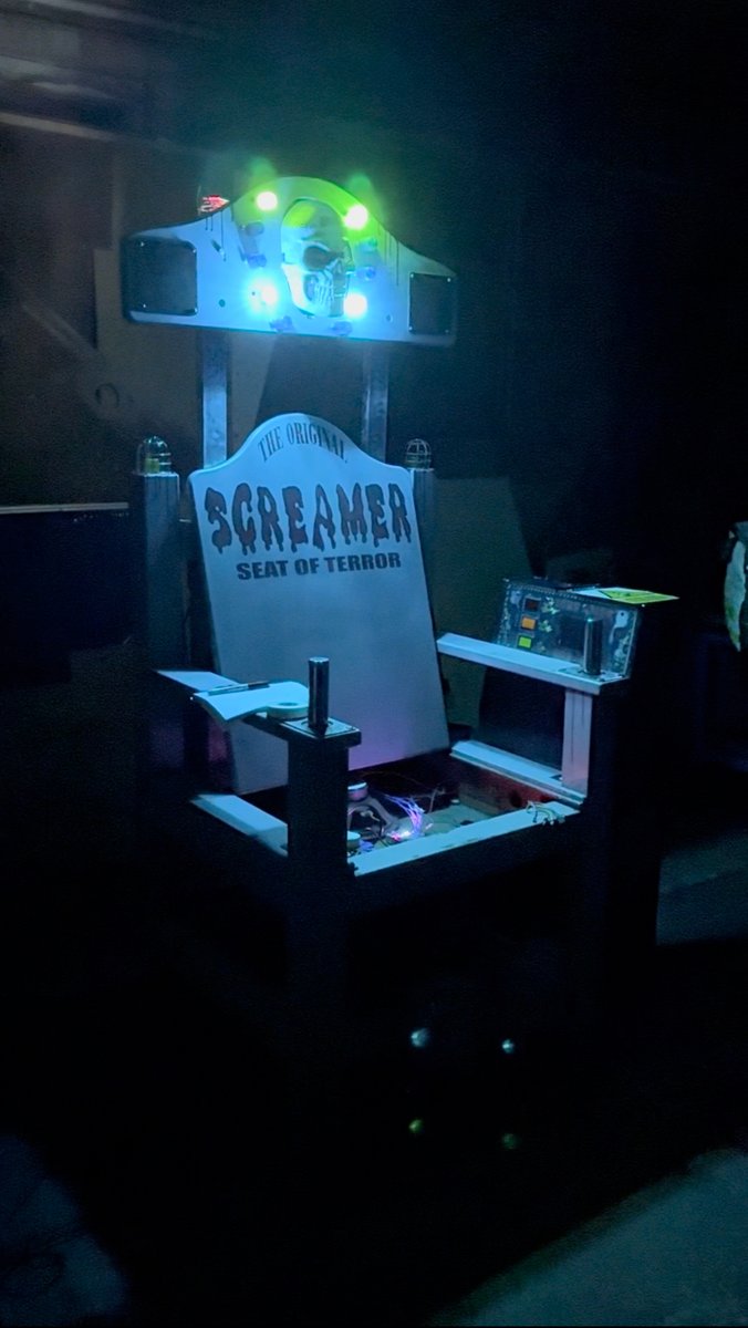 bengeibot's tweet photo. Anyone wanna sit in my shocky chair?? I promise it's totally safe 👉👈⚡️ https://t.co/3h8dbLp6IO