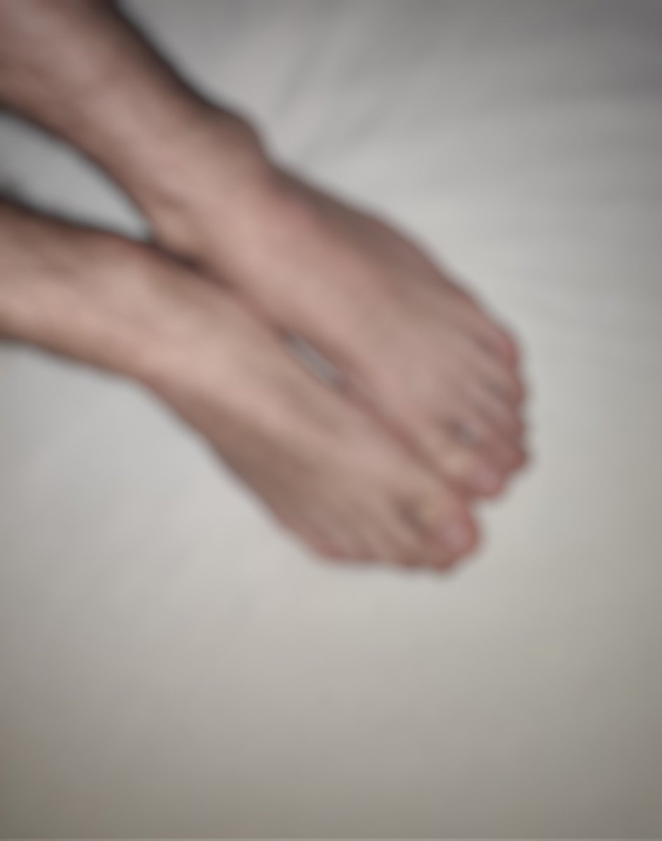 Late night snaps, some candy for your eyes 🙈🥰😘

#feet #feetsell #buyfeet #feetseller #natural #hairy #feetworshi̇p #footworshi̇p #footfetish #buyer #selling #content