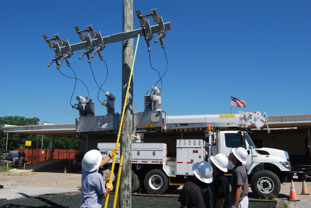 PSOklahoma's tweet photo. We took curiosity to new heights for Broken Arrow Summer STEM Camp! Special thanks to our PSO team, the Broken Arrow Economic Development Corporation and @DavisHElliot for helping students explore and have fun. 😎 #PSOklahoma https://t.co/0r6qVDJNET