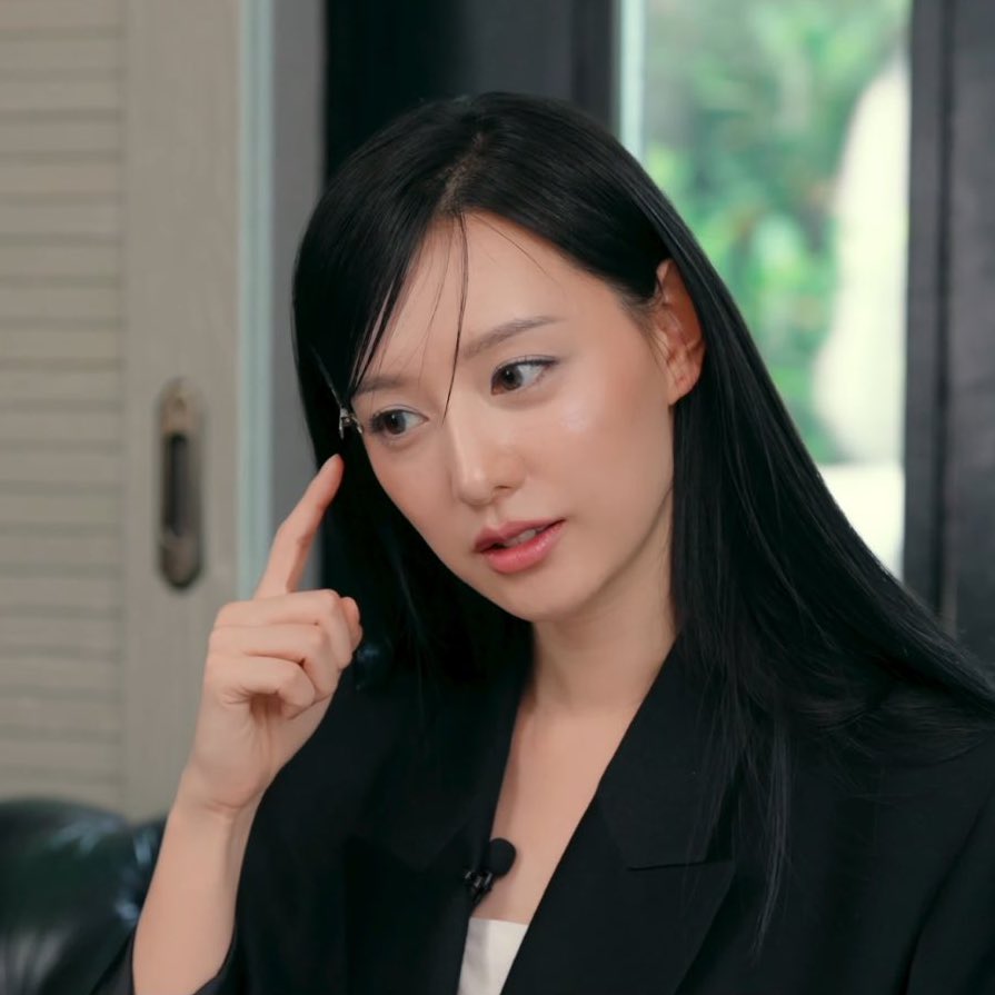 jiwoneejt's tweet photo. Her habit when she's thinking hard and guessing something 😆 https://t.co/Iz2tAjbQ8q