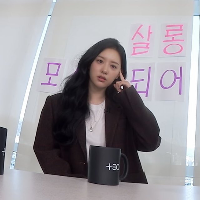 jiwoneejt's tweet photo. Her habit when she's thinking hard and guessing something 😆 https://t.co/Iz2tAjbQ8q