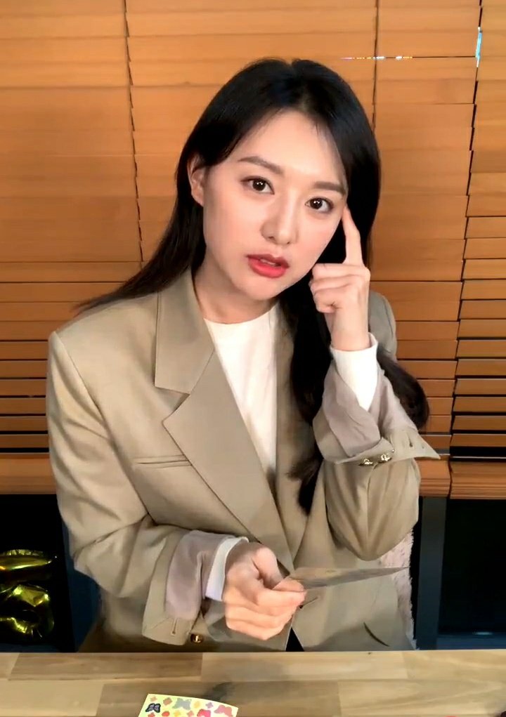 jiwoneejt's tweet photo. Her habit when she's thinking hard and guessing something 😆 https://t.co/Iz2tAjbQ8q
