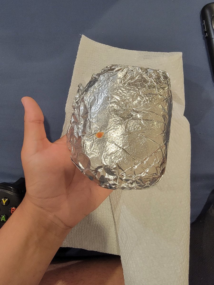 William02935605's tweet photo. @ChipotleTweets what the hell is this 10$ for half a burrito is CRAZY https://t.co/Hi4rsIAOio
