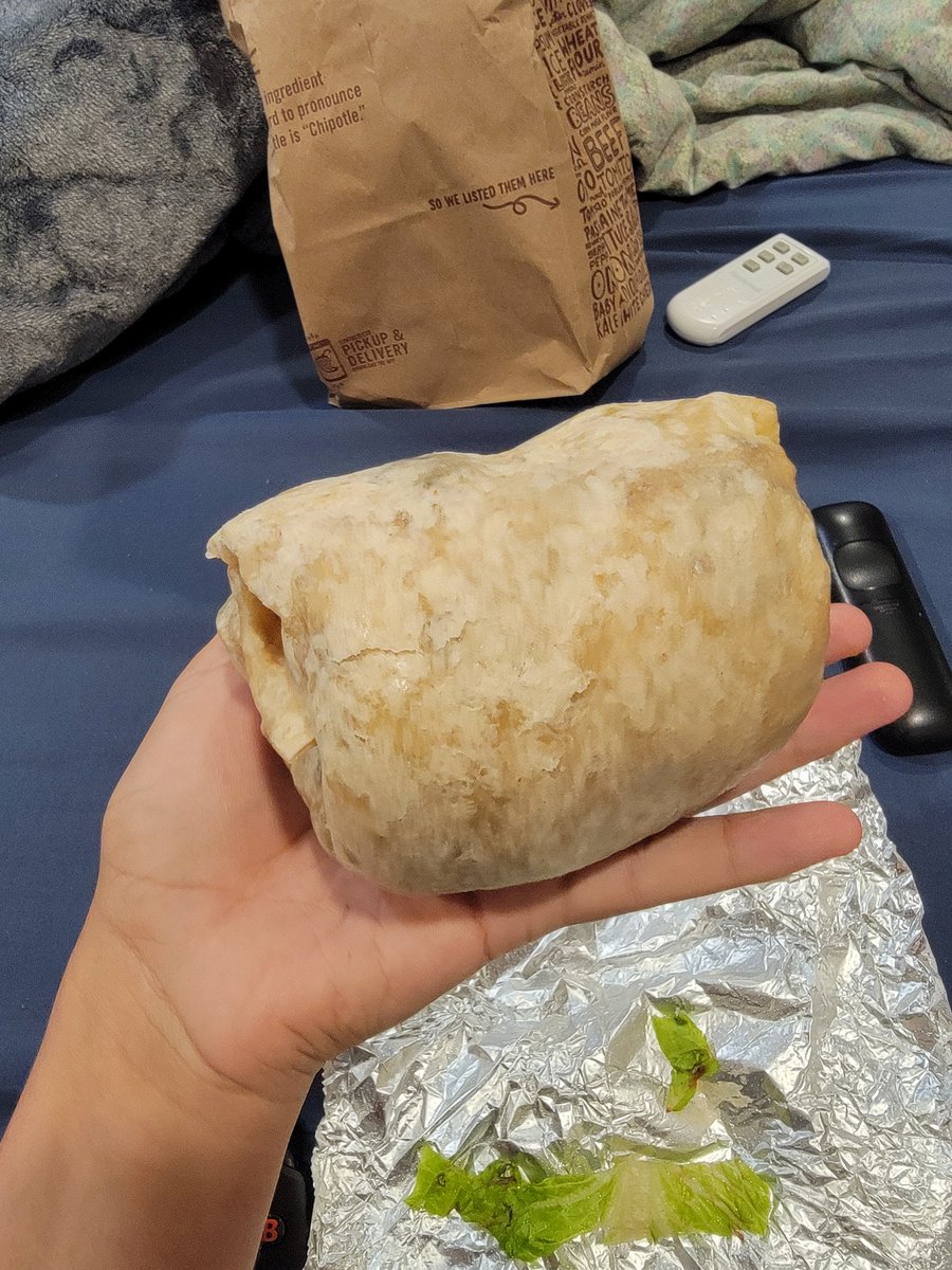 William02935605's tweet photo. @ChipotleTweets what the hell is this 10$ for half a burrito is CRAZY https://t.co/Hi4rsIAOio