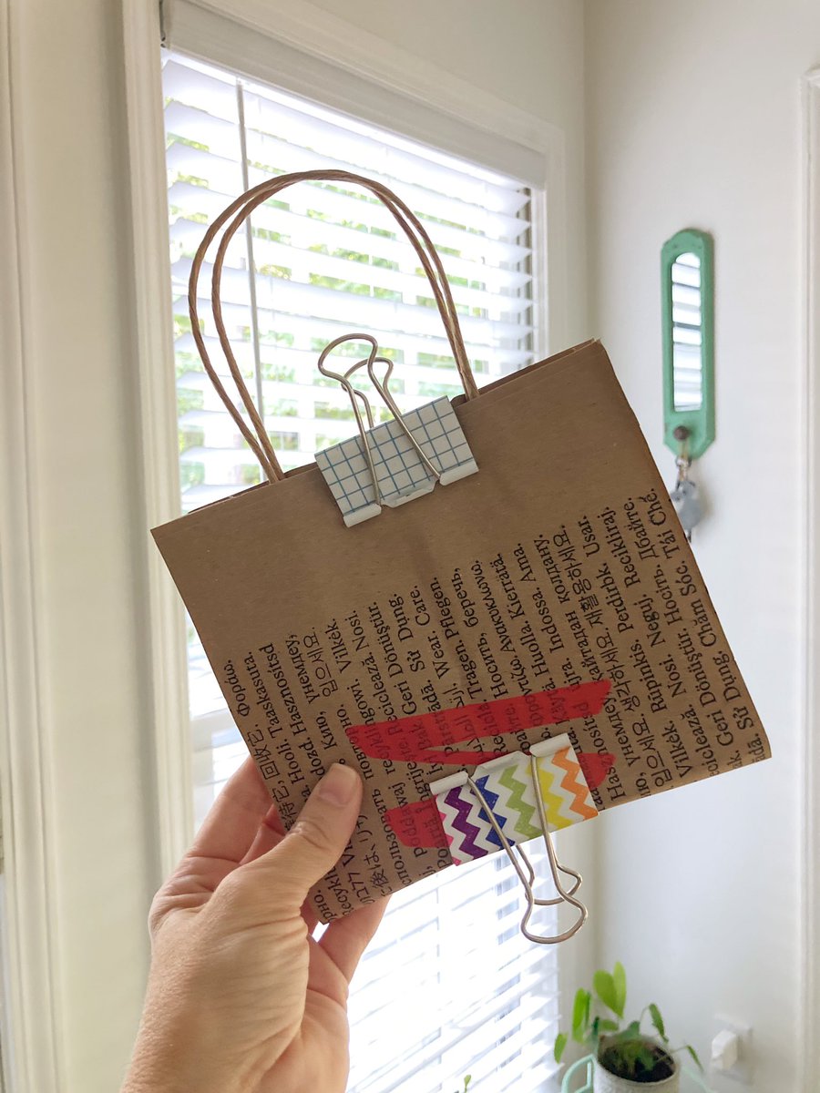 nchsvisualarts's tweet image. Repurposed ♻️ my $.10 brown bag from H&amp;amp;M 🤎 Now, it’s a sketchbook with handles 😃 
#nchsvisualarts #arteducator #handmadesketchbook #repurposedart