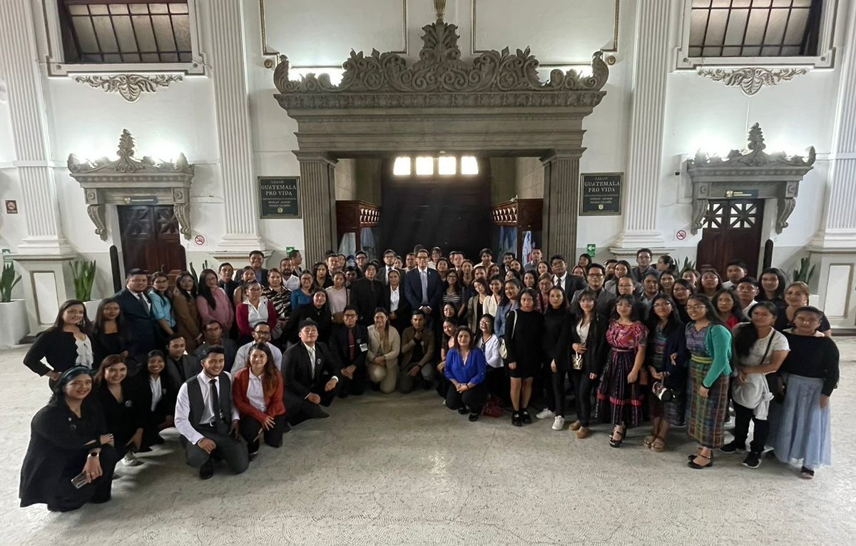 josecsagt's tweet photo. 🤝 Fue un gusto compartir con estudiantes de diferentes semestres de la Facultad de Ciencias Jurídicas y Sociales de la Universidad de San Carlos de Guatemala (USAC). 

El Congreso de la República esta abierto para todas las personas.

#Congreso #DiputadoDeVerdad #Numero23 https://t.co/eHDvFPnb4L