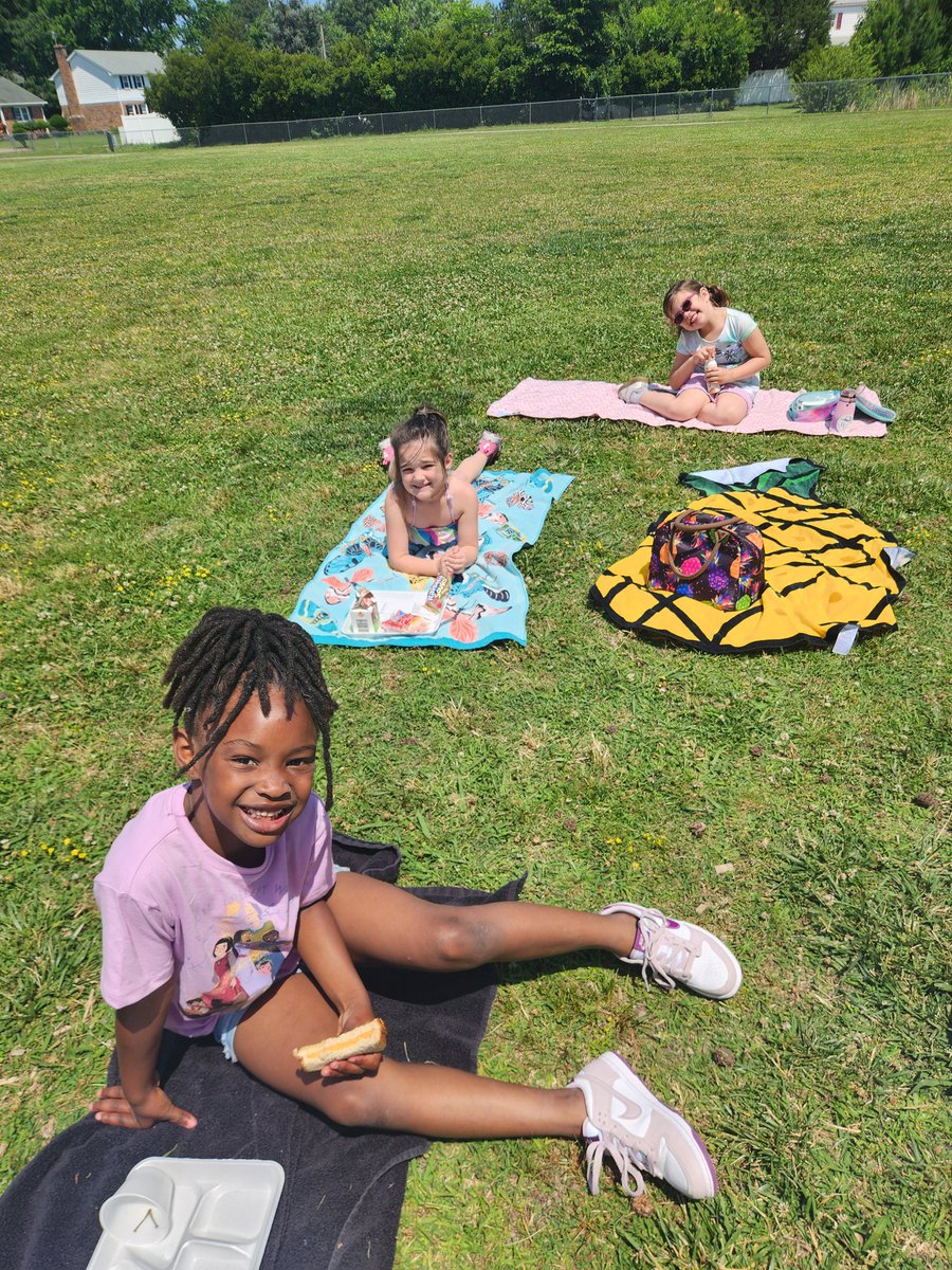 Beanyy_Babe's tweet photo. Celebrating the last week of school with a picnic! Countdown to the last day of school! 
@LuxfordES @vbschools 
#kindergartenpicnic https://t.co/DtNDxGzxPJ