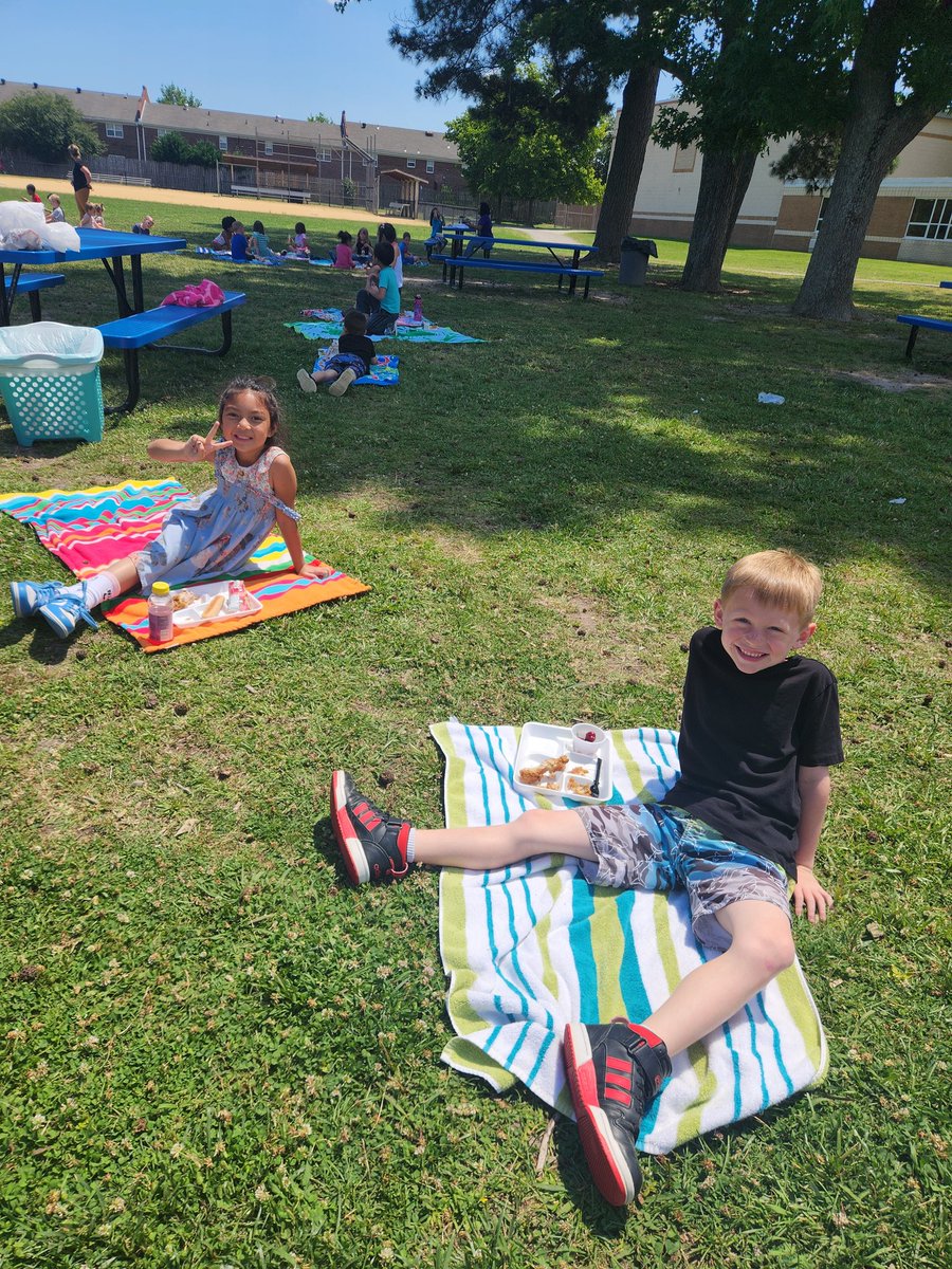 Beanyy_Babe's tweet photo. Celebrating the last week of school with a picnic! Countdown to the last day of school! 
@LuxfordES @vbschools 
#kindergartenpicnic https://t.co/DtNDxGzxPJ