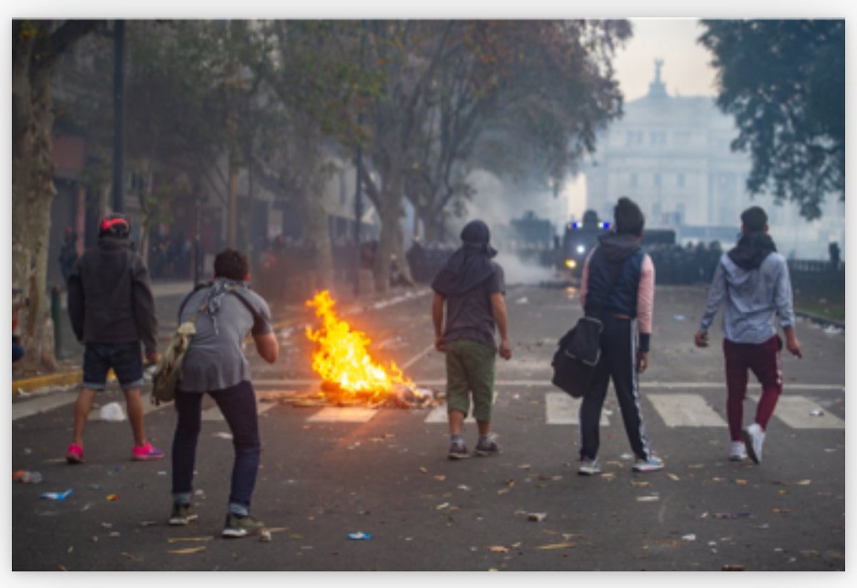 guadavazquez's tweet photo. Esta violencia se va a terminar el día en que se le quite el financiamiento del Estado a todo partido político o “movimiento social” que esté relacionado con manifestaciones violentas.
Porque estos delincuentes que están atentando contra la democracia se valen de ella para recibir fondos. Los movimientos sociales, de los planes; y los partidos políticos, de la Dirección Electoral. Son miles de millones de pesos de nuestros impuestos girados cada dos años para “imprimir boletas”, pero que terminan financiando estos movimientos destituyentes y golpistas. 
Basta de financiar terroristas con nuestros impuestos!
#Congreso #LeyBases #Senado