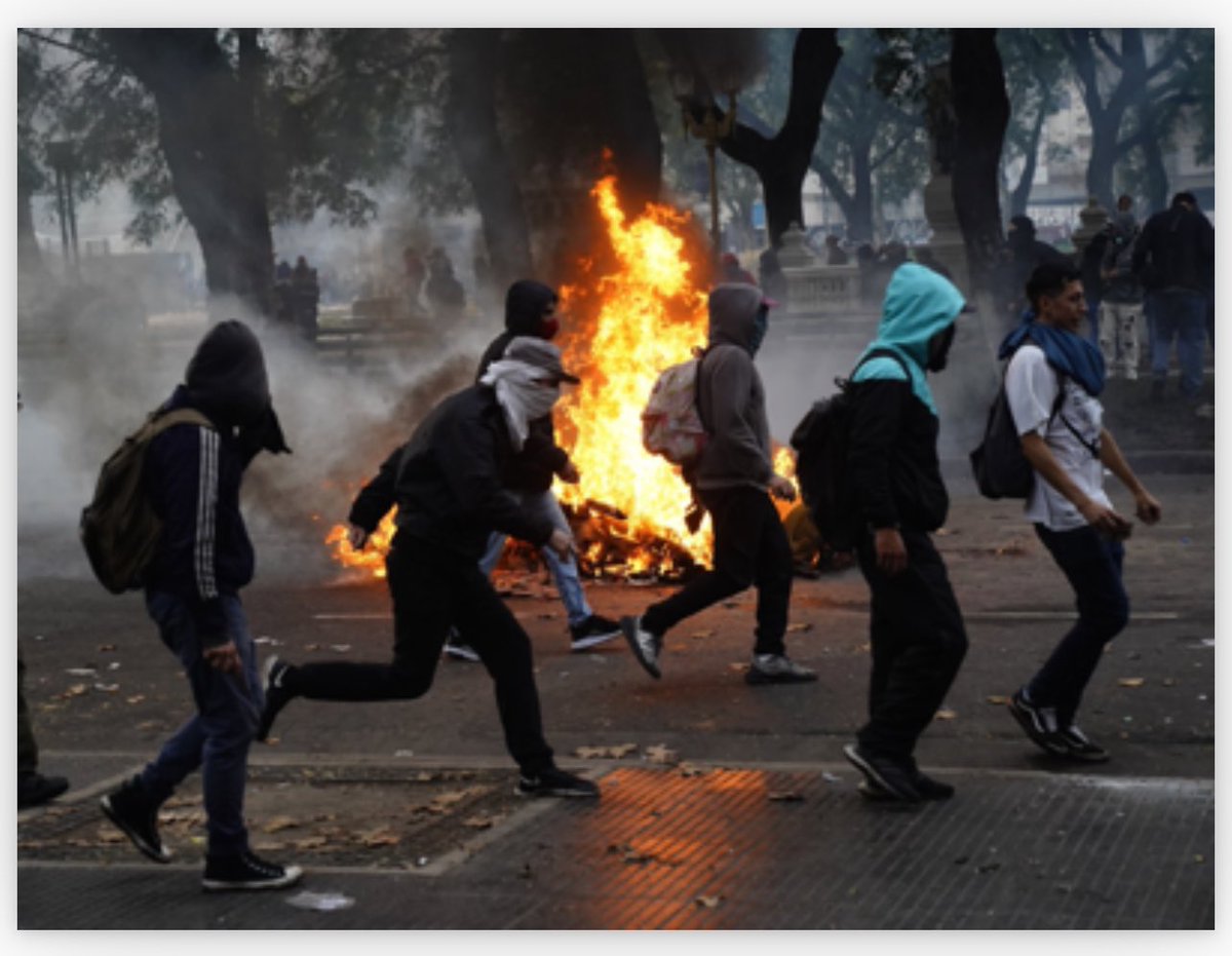 guadavazquez's tweet photo. Esta violencia se va a terminar el día en que se le quite el financiamiento del Estado a todo partido político o “movimiento social” que esté relacionado con manifestaciones violentas.
Porque estos delincuentes que están atentando contra la democracia se valen de ella para recibir fondos. Los movimientos sociales, de los planes; y los partidos políticos, de la Dirección Electoral. Son miles de millones de pesos de nuestros impuestos girados cada dos años para “imprimir boletas”, pero que terminan financiando estos movimientos destituyentes y golpistas. 
Basta de financiar terroristas con nuestros impuestos!
#Congreso #LeyBases #Senado