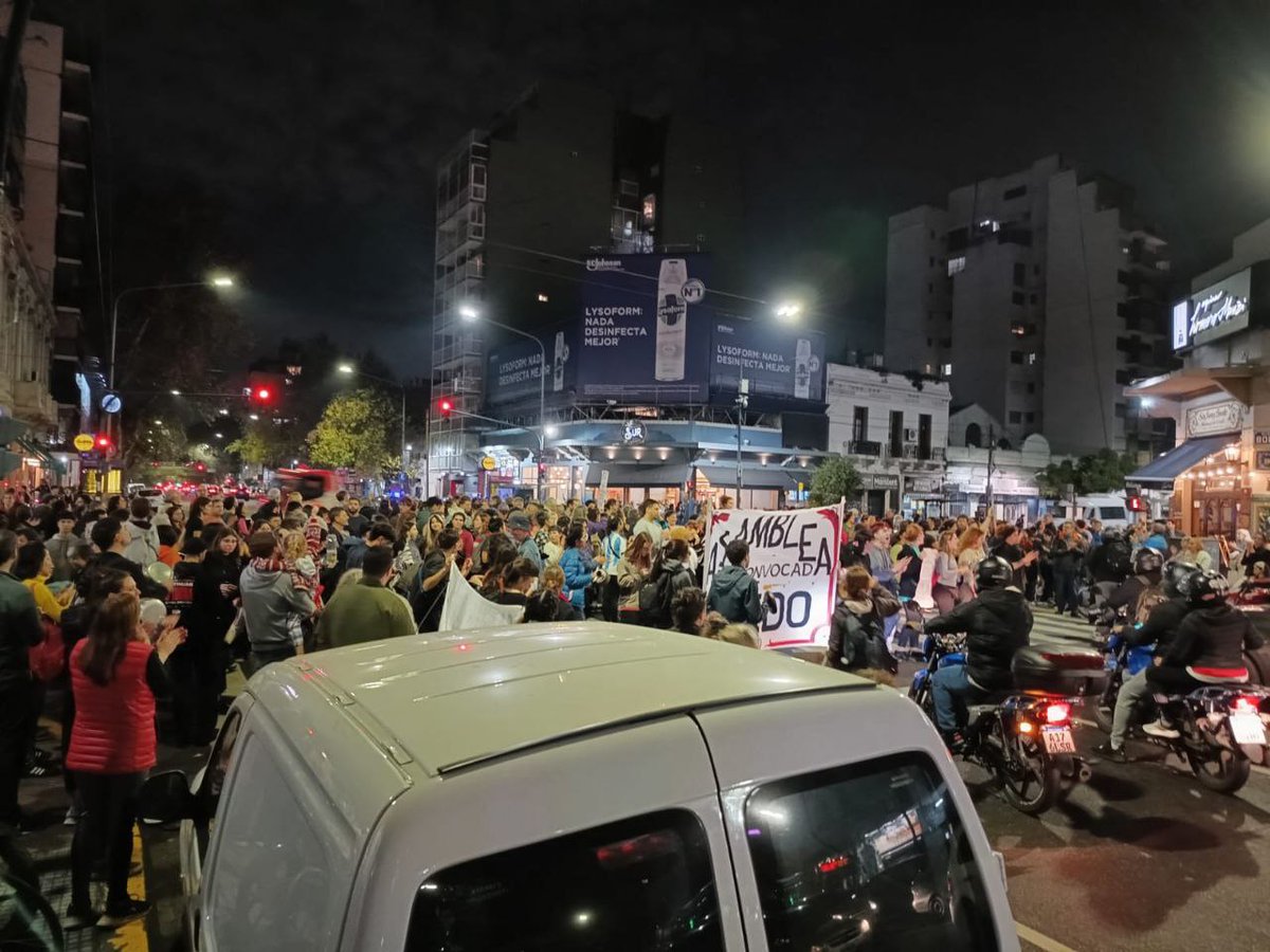 Vsiley's tweet photo. #AHORA Cacerolazos en distintos puntos de la ciudad. El Pueblo argentino no come vidrio.

#NoALaLeyDeBases https://t.co/uTIhMFhY5G