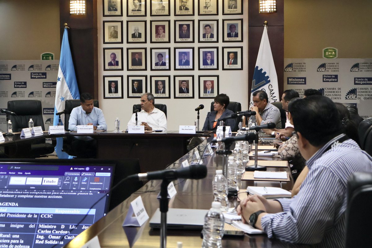 CCICHN's tweet image. Con el fin de articular acciones e identificar colaboraciones entre el Gobierno y la empresa privada  para impulsar el progreso social y económico, los funcionarios que conforman la @RedSolidaria_hn  #SAG_PRONADERS, SENPRENDE  y @banadesa participaron en la 𝐂𝐂𝐈𝐂 junto al…