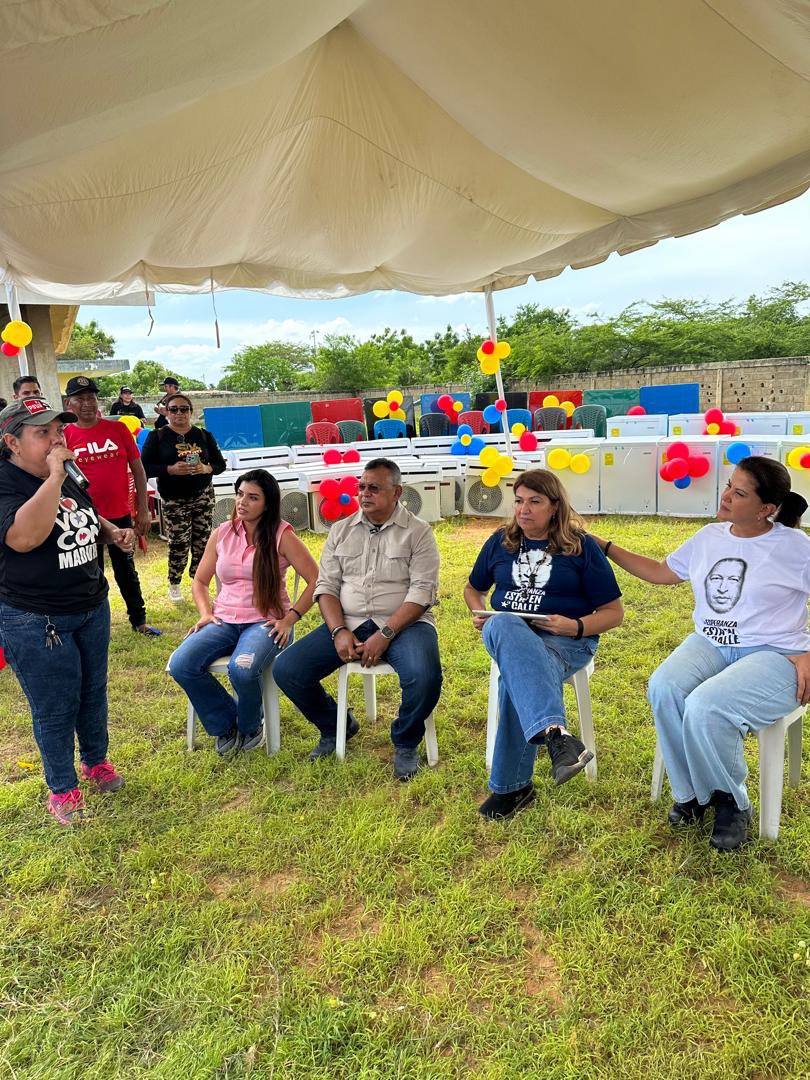 Marleny Contreras (@marlenycdc_) on Twitter photo Junto a <a href="/_LaAvanzadora/">Yelitze Santaella</a> y <a href="/NestorLReverol/">Néstor Reverol</a> se hizo entrega de insumos y equipos para 31 Bases de Misiones Socialistas, de la Parroquia Venancio Pulgar del Municipio Maracaibo del edo. Zulia!
!Nosotr@s Venceremos! 💪♥️ Junto a <a href="/_LaAvanzadora/">Yelitze Santaella</a> y <a href="/NestorLReverol/">Néstor Reverol</a> se hizo entrega de insumos y equipos para 31 Bases de Misiones Socialistas, de la Parroquia Venancio Pulgar del Municipio Maracaibo del edo. Zulia!
!Nosotr@s Venceremos! 💪♥️