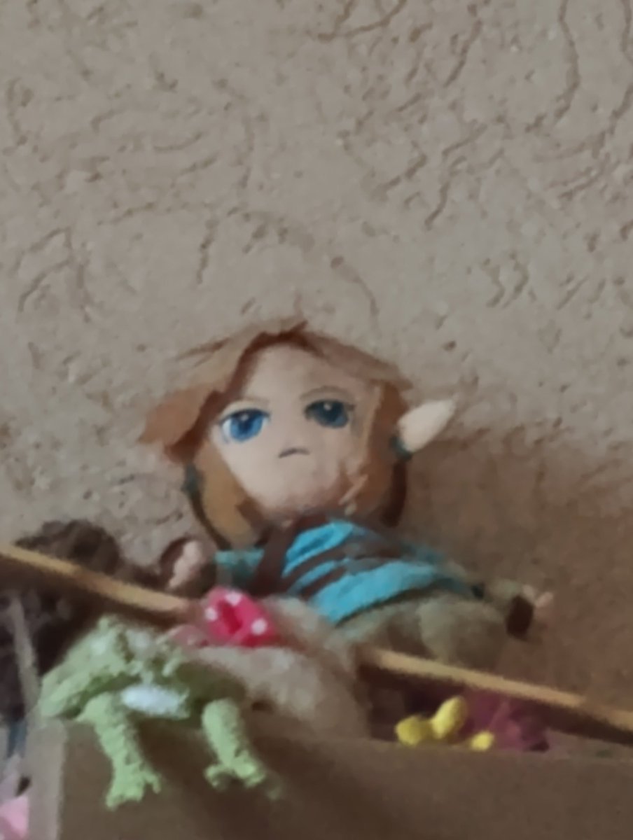 failedoll's tweet image. Link peluche viendo a la nada