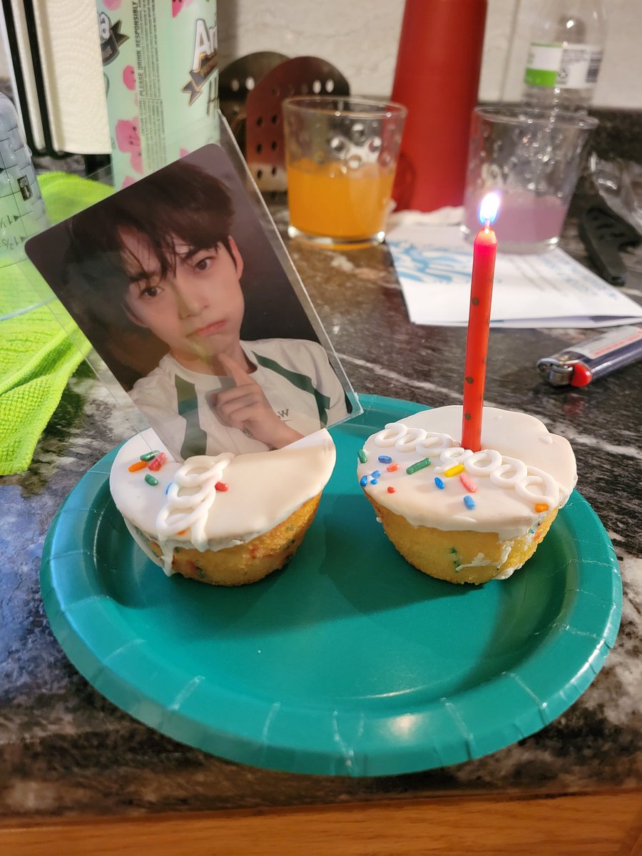 thinkinggyu's tweet photo. Feliz Cumpleaños Hanbin mi amor! https://t.co/opOXkUkPYO
