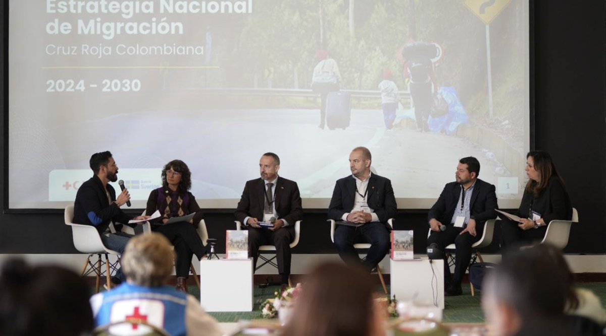 APCColombia's tweet photo. ¡Hoy asistimos al lanzamiento de la Estrategia Nacional de Migración de @cruzrojacol 2024-2030! Una iniciativa integral para garantizar atención pertinente, eficaz y participativa a personas migrantes, promoviendo sus derechos y aportando a su inclusión en comunidades de acogida. https://t.co/AEWJOa0MaR