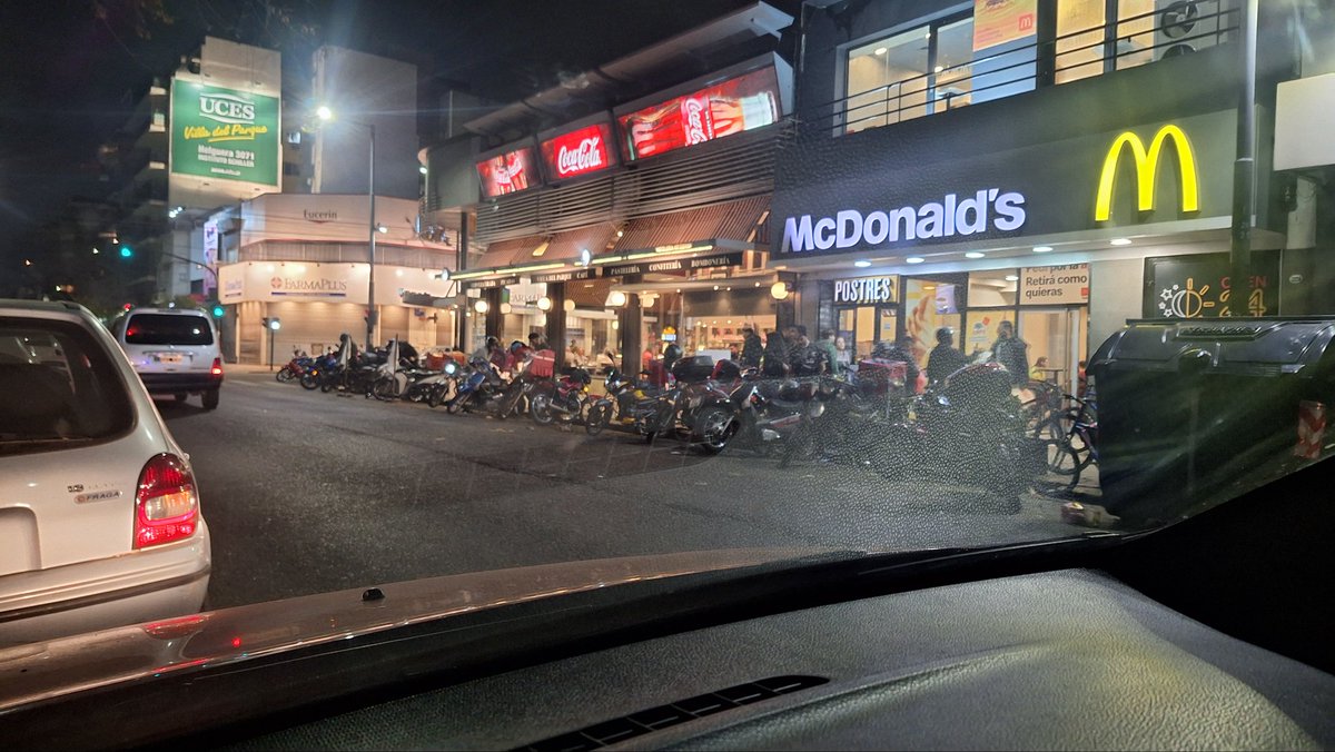Hloudi's tweet photo. Cuenca al 3200 ocupado por delivery , los vecinos que la chupen,  sin cocheras @jorgemacri  imagino q los comercios pagan algún canon ? https://t.co/FLE9qZwD4H