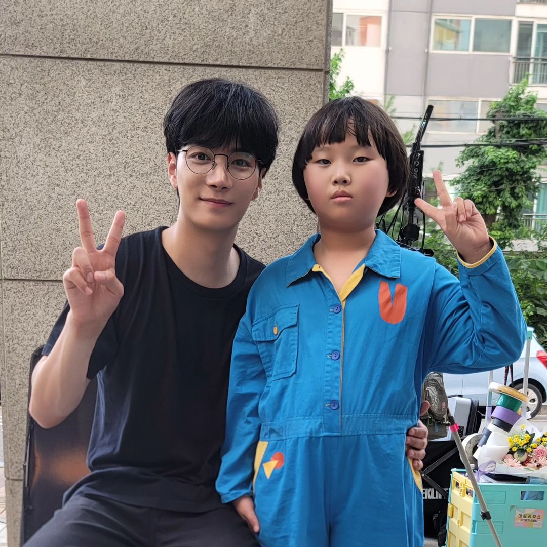 __608challenge's tweet photo. This is so cute 👨‍👦

Our mingu ahhhhhh 

🔗https://t.co/iVi9Xf2N4v

#김종현 #KimJonghyeon #Jonghyeon #金鍾炫 #내친구의졸업식 #김민구 #KimMingu #MyFriendsGraduation https://t.co/EpN3rh2KmG