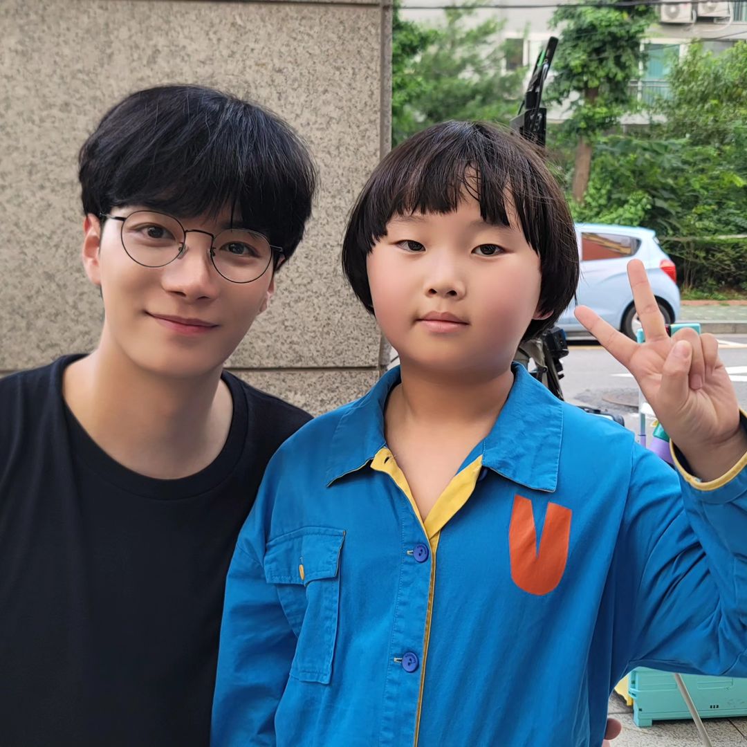 __608challenge's tweet photo. This is so cute 👨‍👦

Our mingu ahhhhhh 

🔗https://t.co/iVi9Xf2N4v

#김종현 #KimJonghyeon #Jonghyeon #金鍾炫 #내친구의졸업식 #김민구 #KimMingu #MyFriendsGraduation https://t.co/EpN3rh2KmG