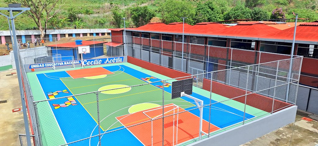 HumbertoMarte_'s tweet photo. El reacondicionamiento integral del liceo Cecilio Acosta consistió en la intervención de 35 mil m2 de toda la infraestructura escolar. Hoy la muchachada de Ciudad Miranda disfrutan de instalaciones de calidad, confortables y seguras para su formación académica. https://t.co/hAm7bIyGeW