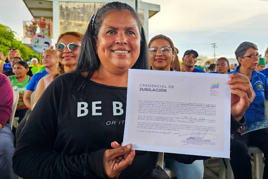 Hoy fue un día cargado de mucha alegría y calor zuliano.

Desde muy temprano nos fuimos al municipio Machiques de Perijá, entregamos 1 301 credenciales al personal nuevo ingreso, docentes, administrativos, obreros y jubilados del @MPPEDUCACION. 

<a href="/NicolasMaduro/">Nicolás Maduro</a>