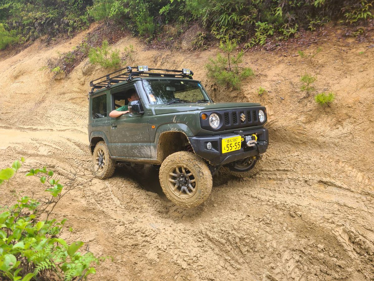 64jimny's tweet photo. #あなたの車のコンセプトは
・純正らしさを残しつつ
・でもワイルドに
・走破性は高く
・合法的に(車検戻し無し)
#suzuki #jb64w #jimny
#電動ウインチ #TMAX #ATW #6000lb
#YOKOHAMA #GEOLANDAR #G003 #18585R16 https://t.co/9CmsgYRmsn