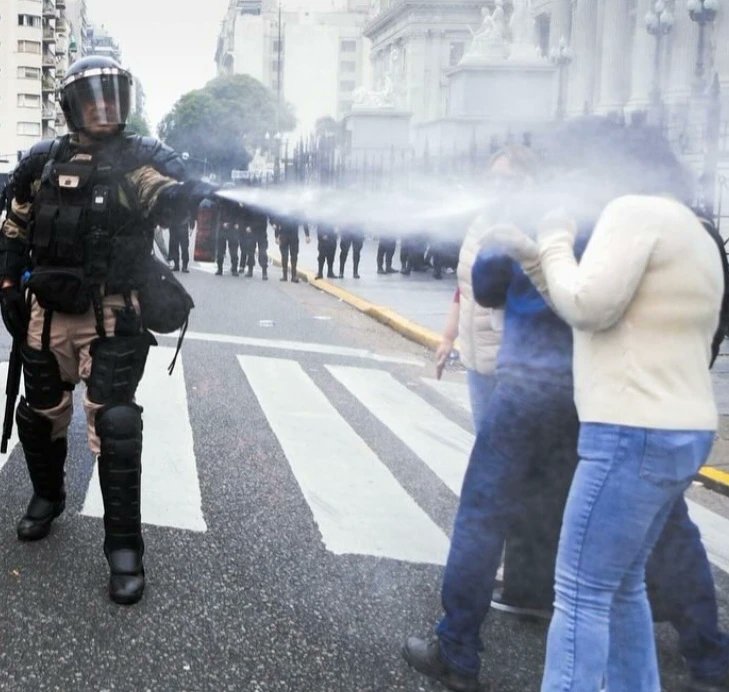 danielpacin's tweet photo. No es golpe de Estado, es estado de sitio.

#estadodesitio https://t.co/fno03cGUry