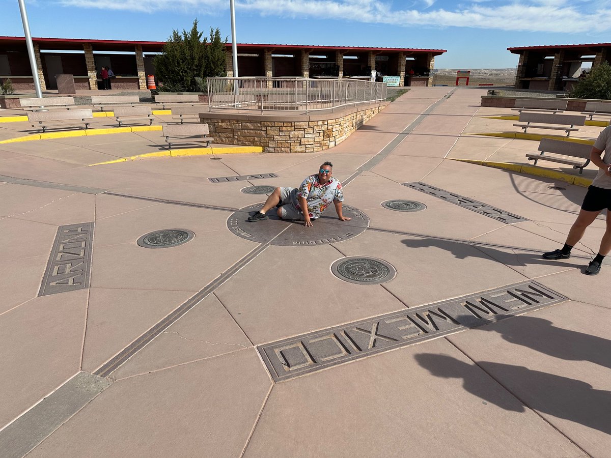 PresidentsVisit's tweet image. Started the Summer of Joe at the center: Four Corners! The spot where Arizona meets Utah, Colorado, and New Mexico! ➕🌵☀️🏜️🏖🗺🚙🎡 #SummerofJoe2024 #FourCorners